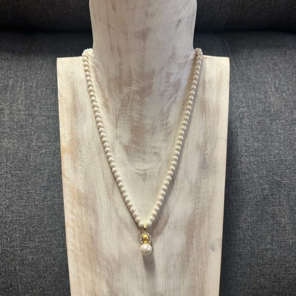 Elegant Pearl Necklace with Gold Accents - Picture 10 of 11